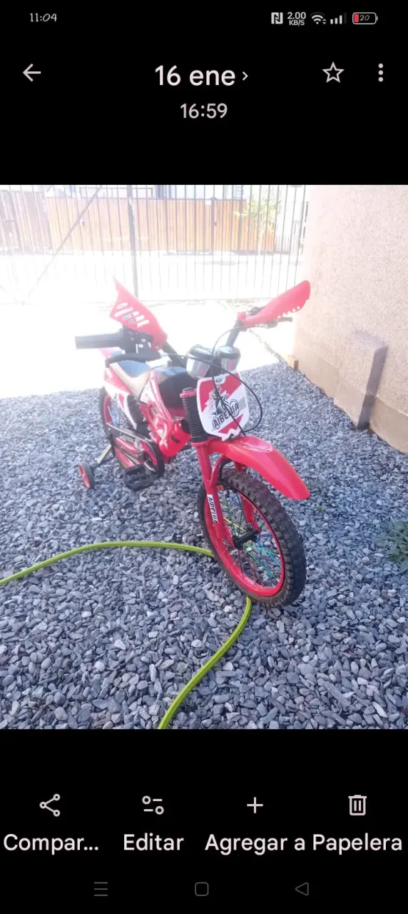Bicicleta infantil roja con ruedas de entrenamiento - 3