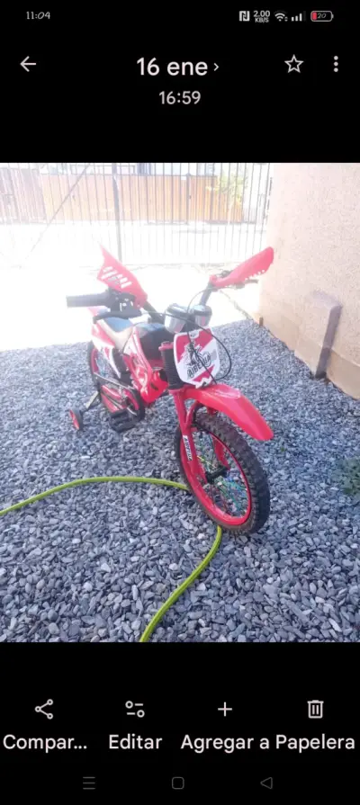 Bicicleta infantil roja con ruedas de entrenamiento - miniatura 3