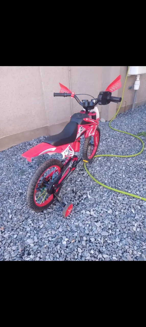 Bicicleta infantil roja con ruedas de entrenamiento - 4