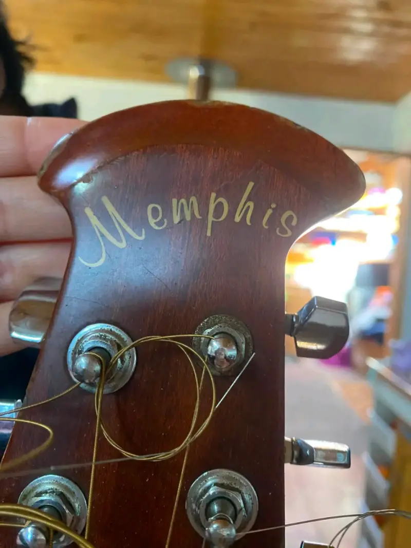 Guitarra electroacústica Memphis con amplificador - 2