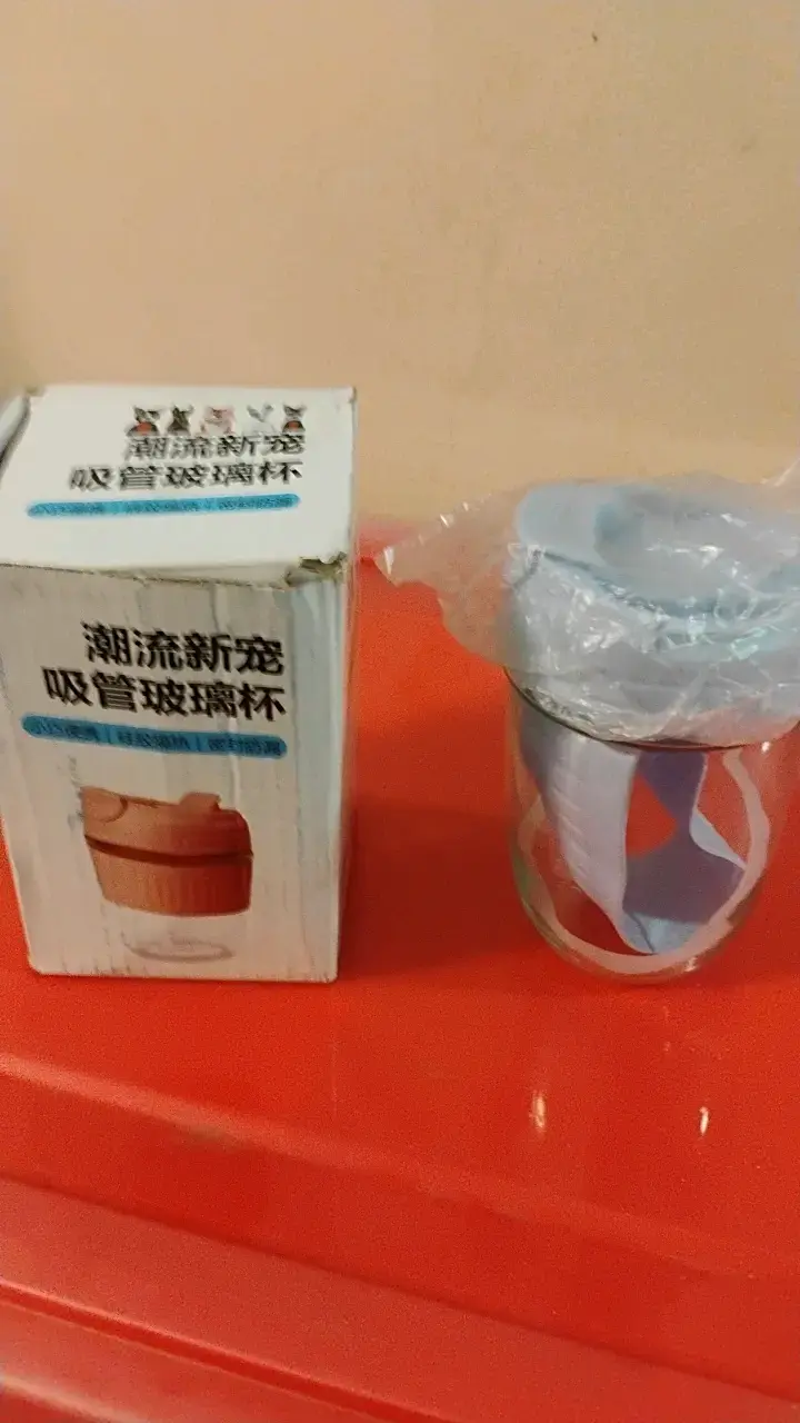 Vaso de vidrio con tapa de silicona - 1