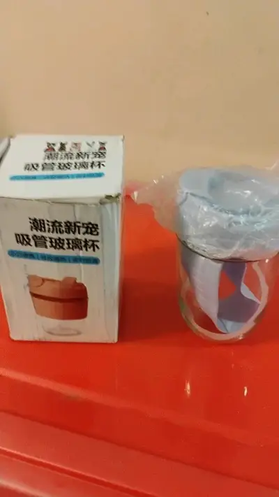 Vaso de vidrio con tapa de silicona - miniatura 1