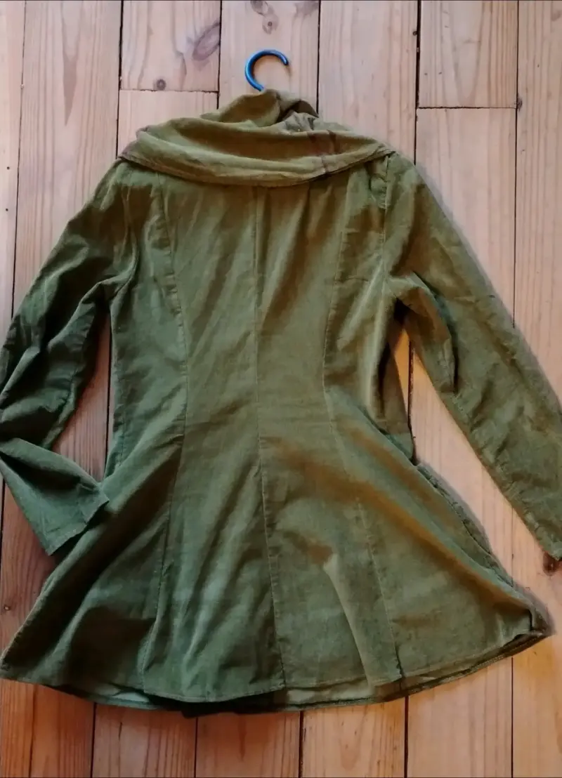 Abrigo exclusivo con diseño único para mujer - 2