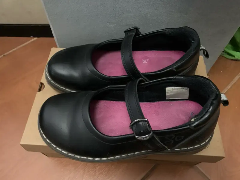 Zapatos escolares negros con hebilla para niña - 1
