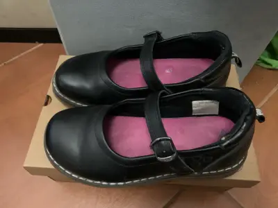 Zapatos escolares negros con hebilla para niña - miniatura 1
