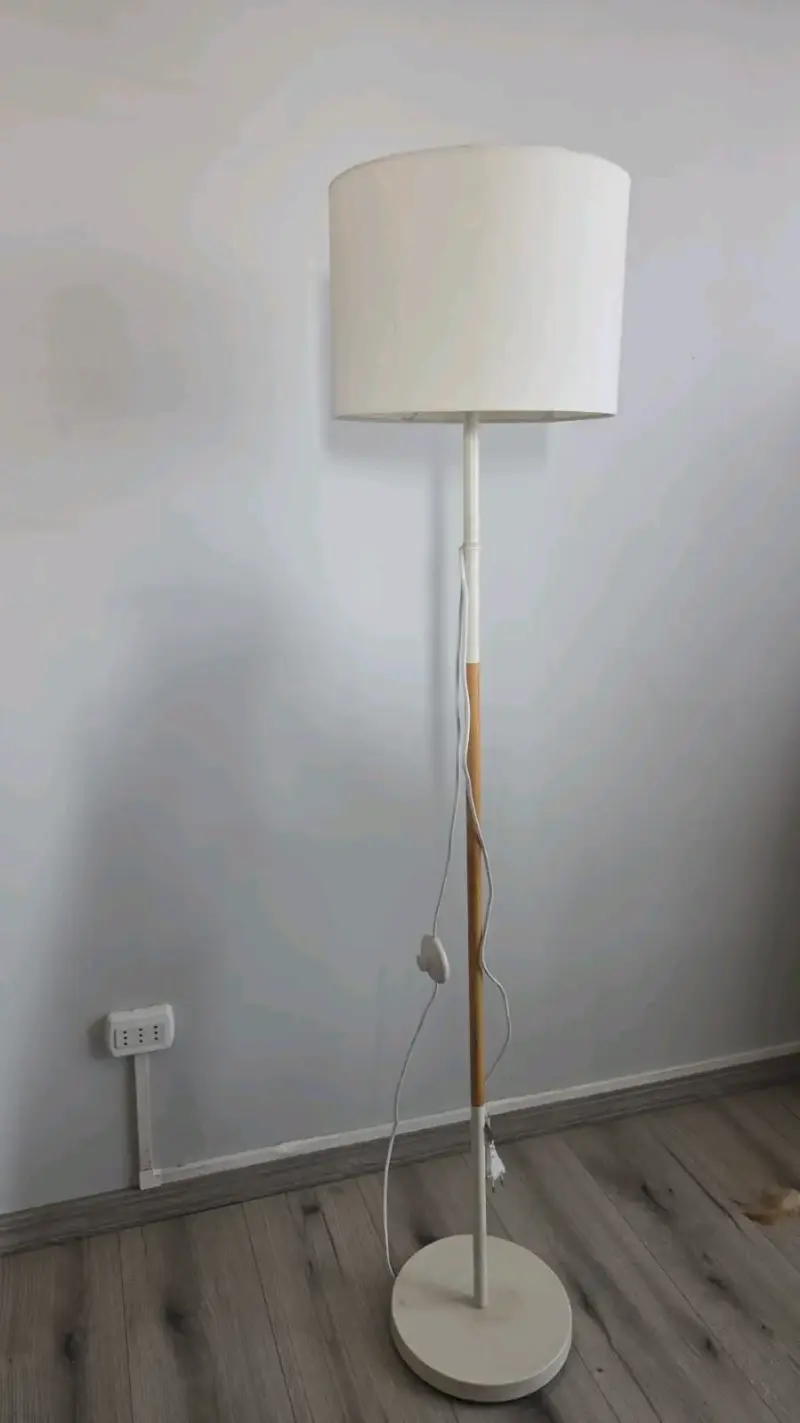 Lámpara de pie moderna blanca y madera
