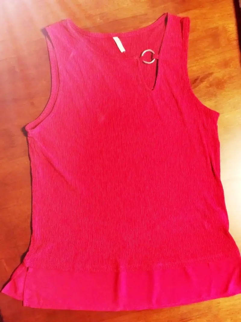 Polera sin mangas roja con detalle metálico