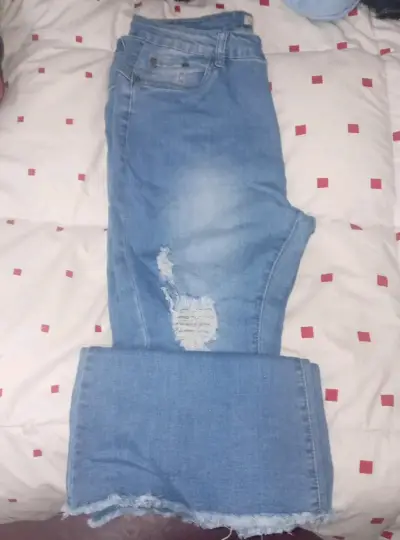 Jeans de mezclilla azul con diseño desgastado - miniatura 1
