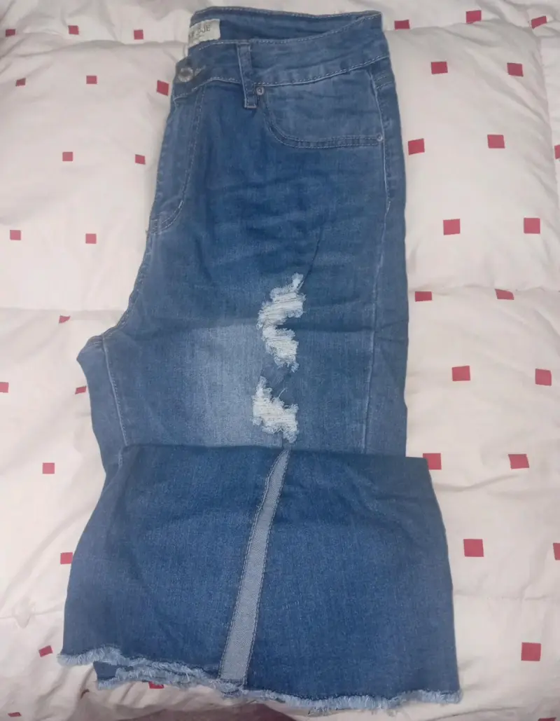 Jeans de mezclilla azul con diseño desgastado - 2