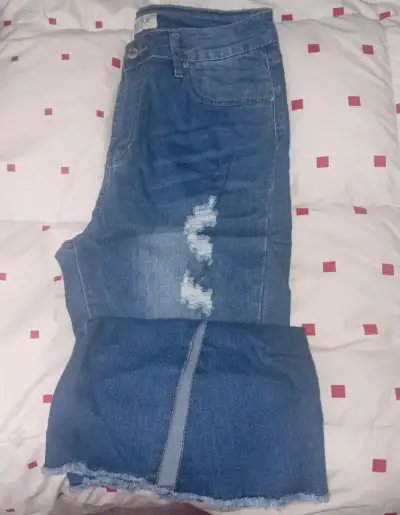 Jeans de mezclilla azul con diseño desgastado - miniatura 2