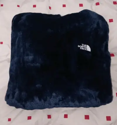 Jeans de mezclilla azul con diseño desgastado - miniatura 5