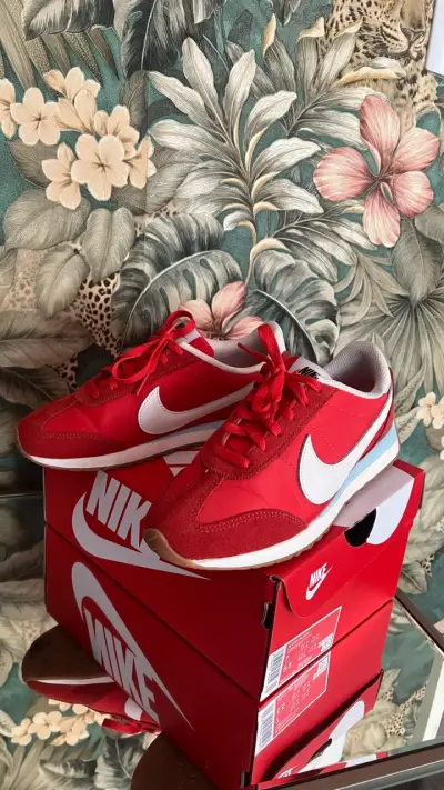 Zapatillas Nike rojas clásicas - miniatura 1