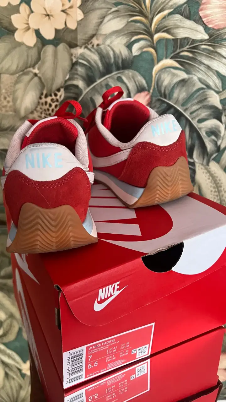 Zapatillas Nike rojas clásicas - 2