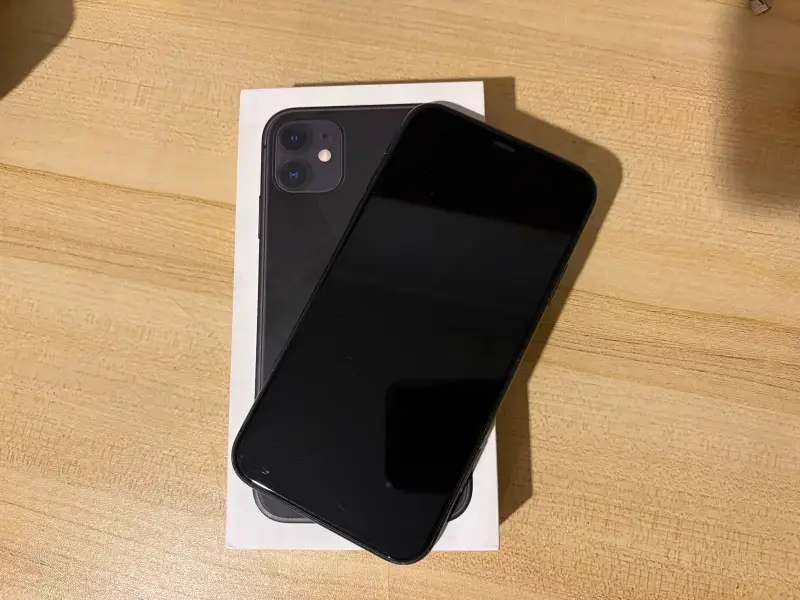 iPhone 11 negro con caja - 2
