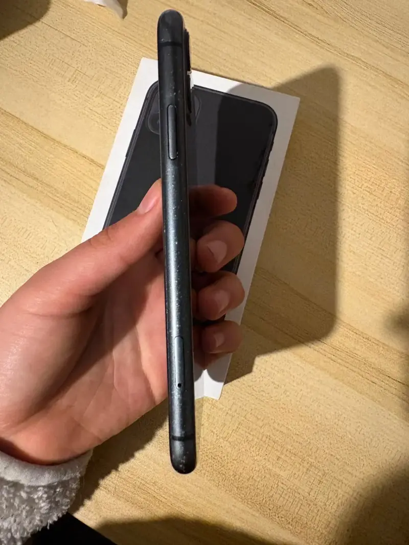 iPhone 11 negro con caja - 4