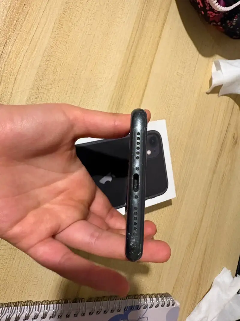 iPhone 11 negro con caja - 5