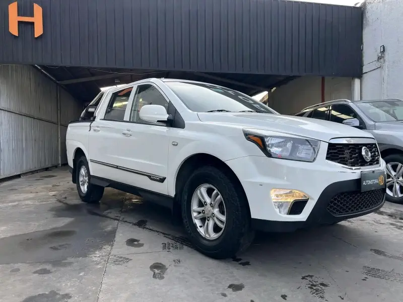 Camioneta SsangYong Actyon Sports 4x2 blanca - 1