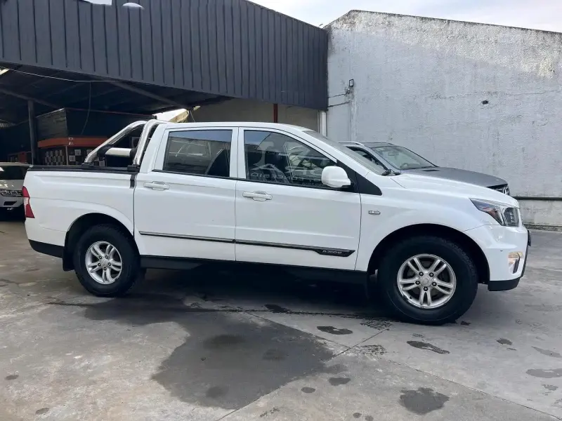 Camioneta SsangYong Actyon Sports 4x2 blanca - 2