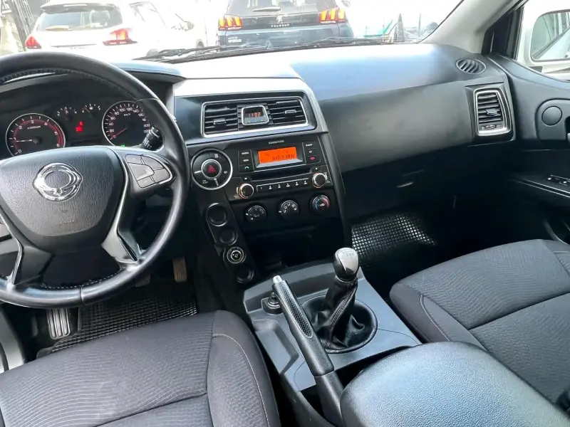 Camioneta SsangYong Actyon Sports 4x2 blanca - 4