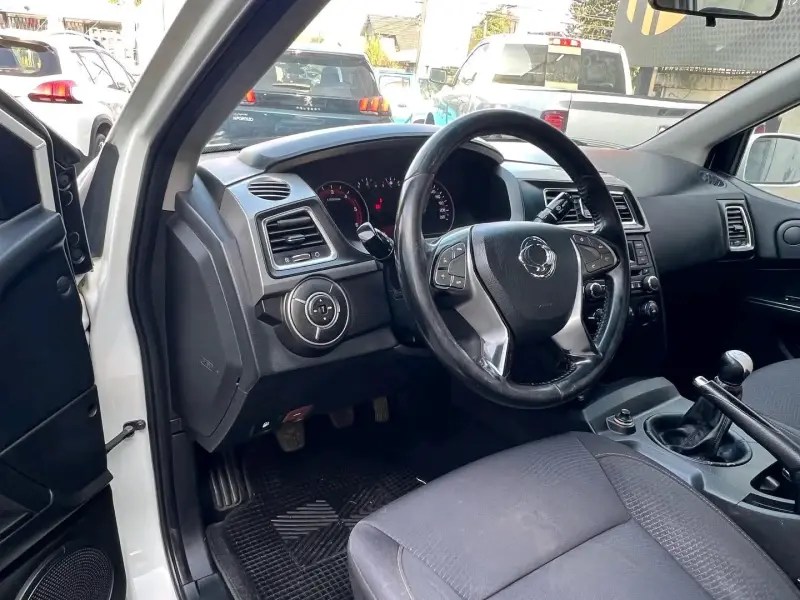 Camioneta SsangYong Actyon Sports 4x2 blanca - 5