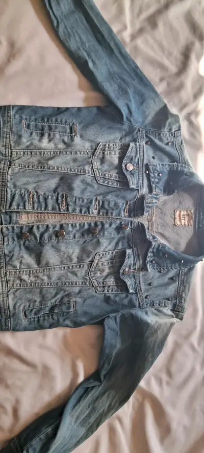 Chaqueta de mezclilla azul con detalles de tachuelas - miniatura 1