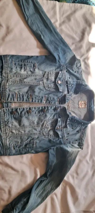 Chaqueta de mezclilla azul con detalles de tachuelas - miniatura 2