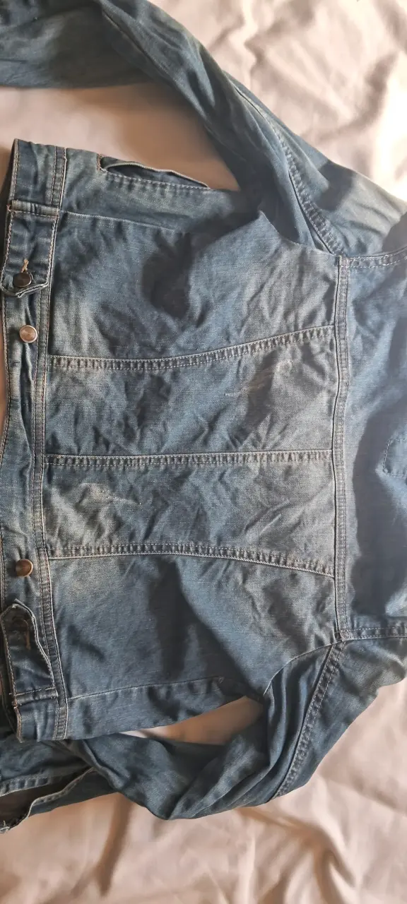 Chaqueta de mezclilla azul con detalles de tachuelas - 4
