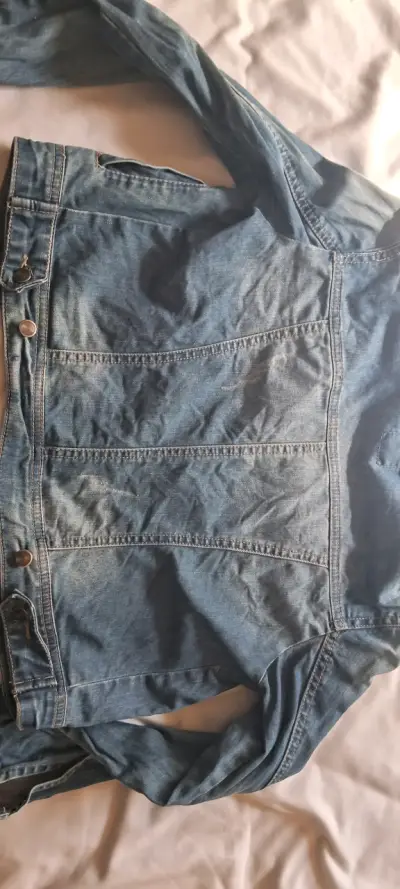 Chaqueta de mezclilla azul con detalles de tachuelas - miniatura 4