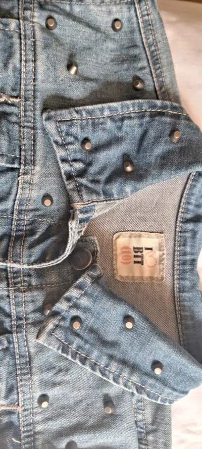 Chaqueta de mezclilla azul con detalles de tachuelas - miniatura 5