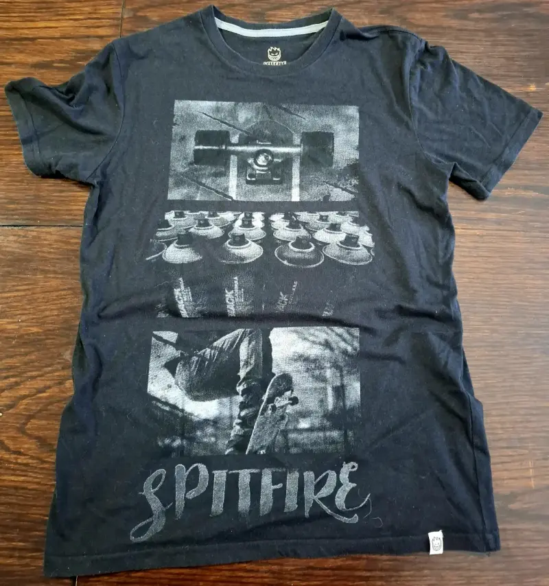 Polera negra Spitfire con diseño gráfico - 1
