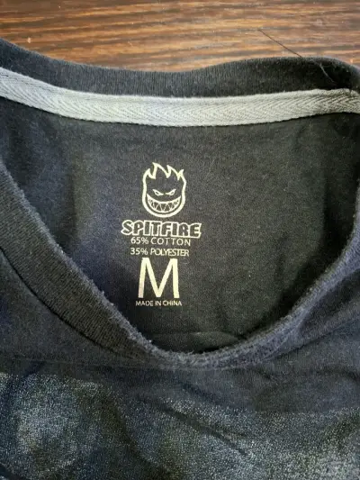 Polera negra Spitfire con diseño gráfico - miniatura 3