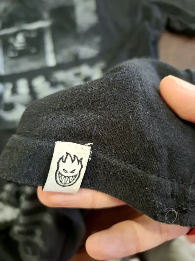 Polera negra Spitfire con diseño gráfico - 4