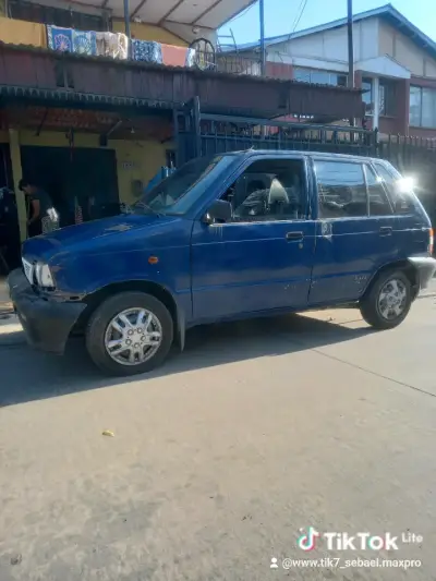 Auto compacto azul en buen estado - miniatura 1