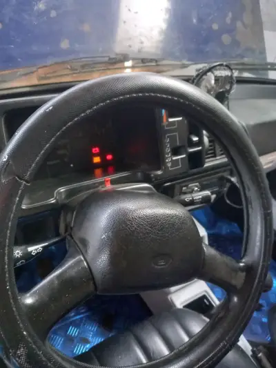 Auto compacto azul en buen estado - miniatura 2
