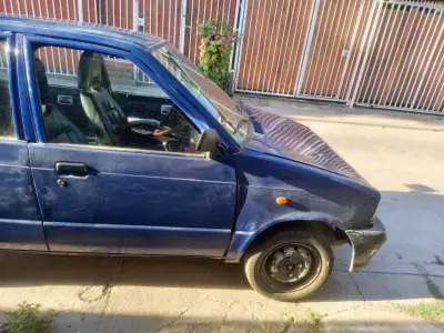 Auto compacto azul en buen estado - miniatura 4