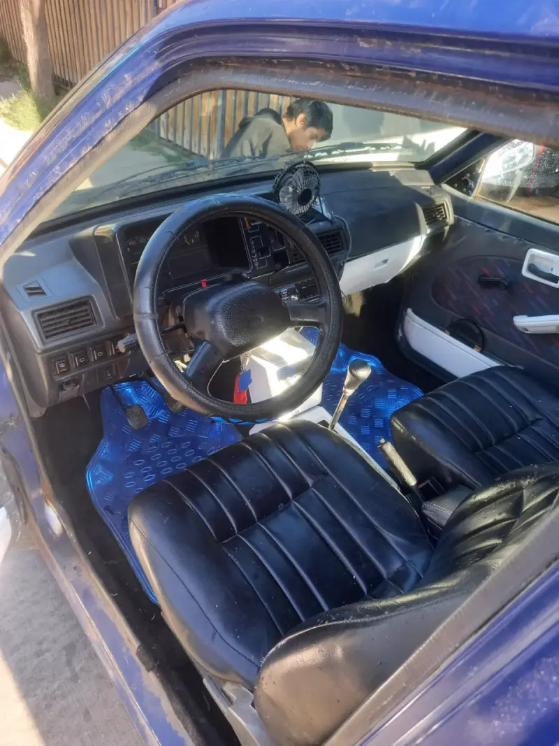 Auto compacto azul en buen estado - 5
