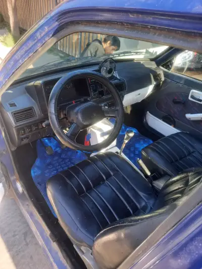 Auto compacto azul en buen estado - miniatura 5