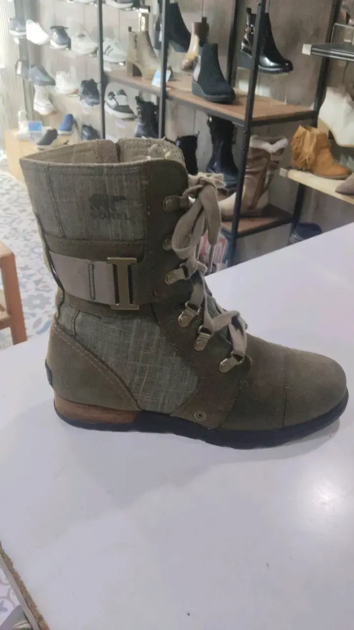 Botas de mujer Sorel verdes con cordones