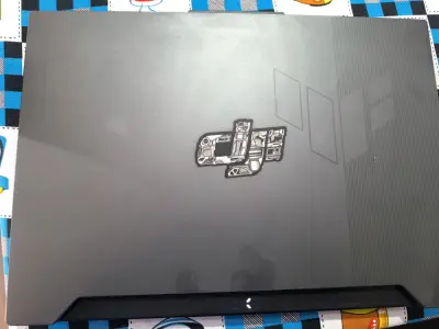Laptop ASUS TUF Gaming con pantalla 144Hz - miniatura 1