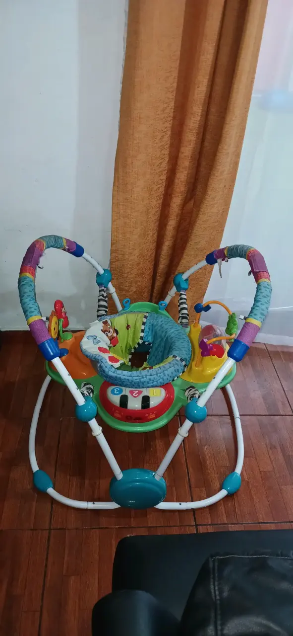 Saltador para bebé con juguetes interactivos - 1