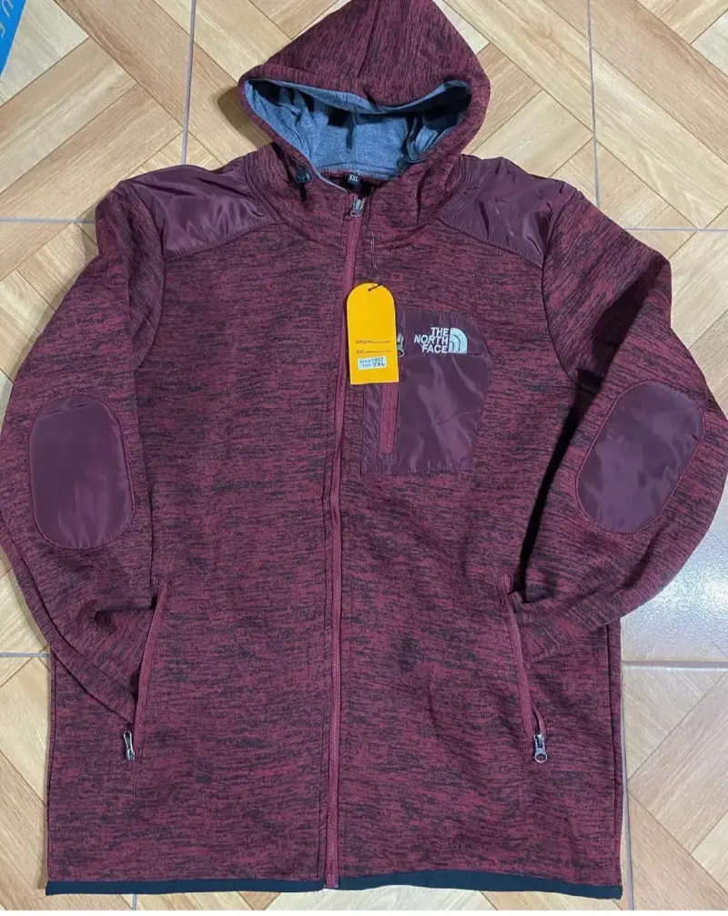 Chaqueta The North Face con capucha burdeos