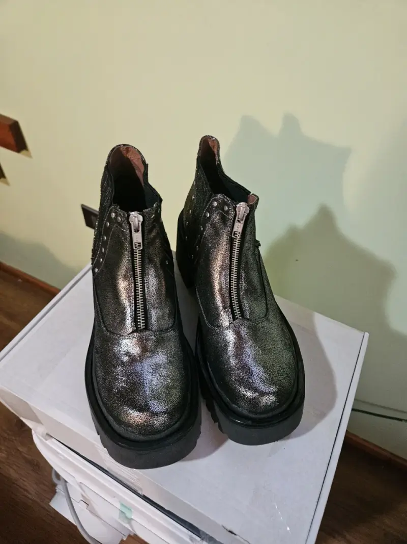 Botines de cuero metalizado con cierre y tachas - 1