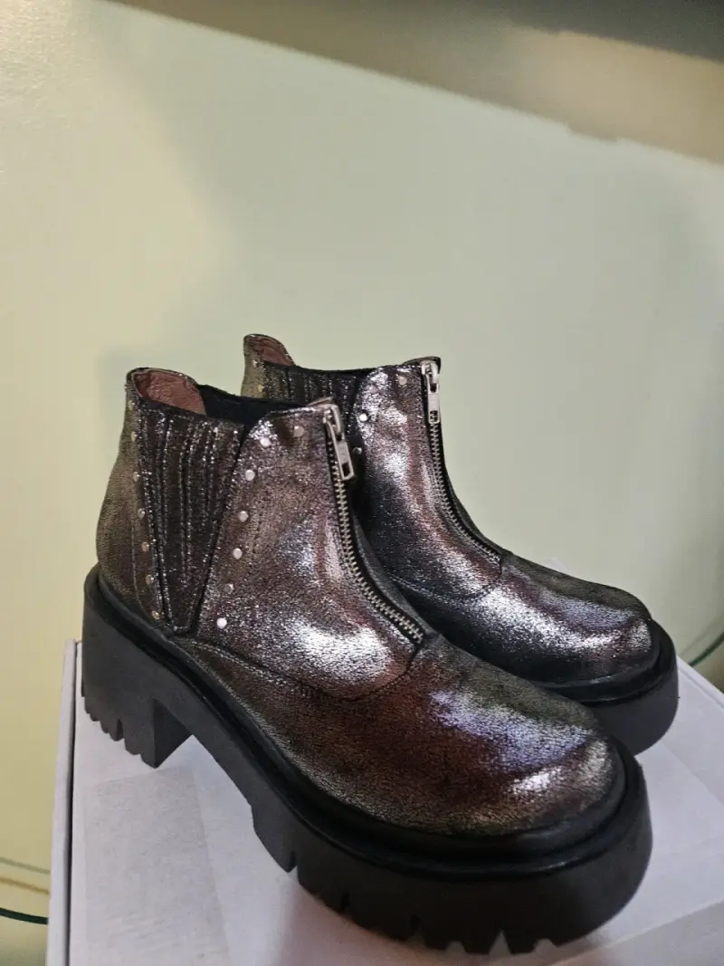 Botines de cuero metalizado con cierre y tachas - 2