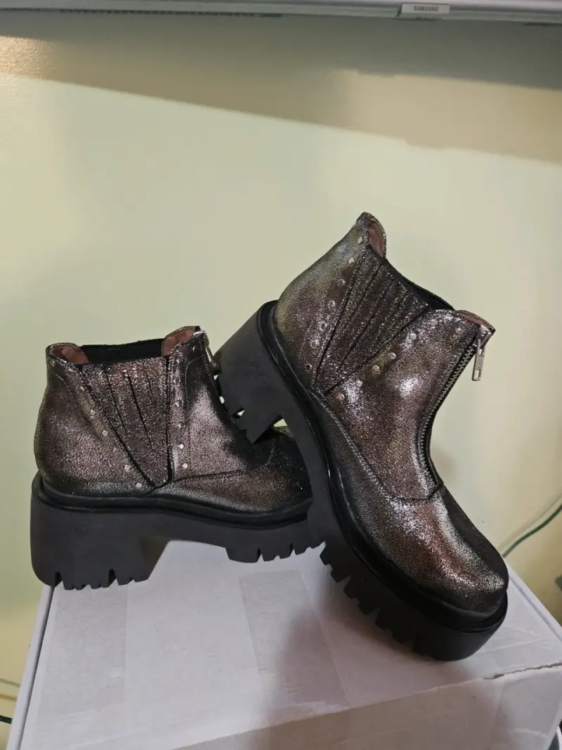 Botines de cuero metalizado con cierre y tachas - 3