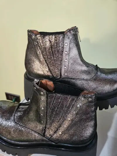 Botines de cuero metalizado con cierre y tachas - miniatura 4