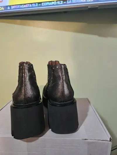 Botines de cuero metalizado con cierre y tachas - miniatura 5