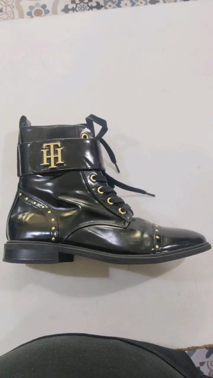Botas negras de charol con detalles dorados