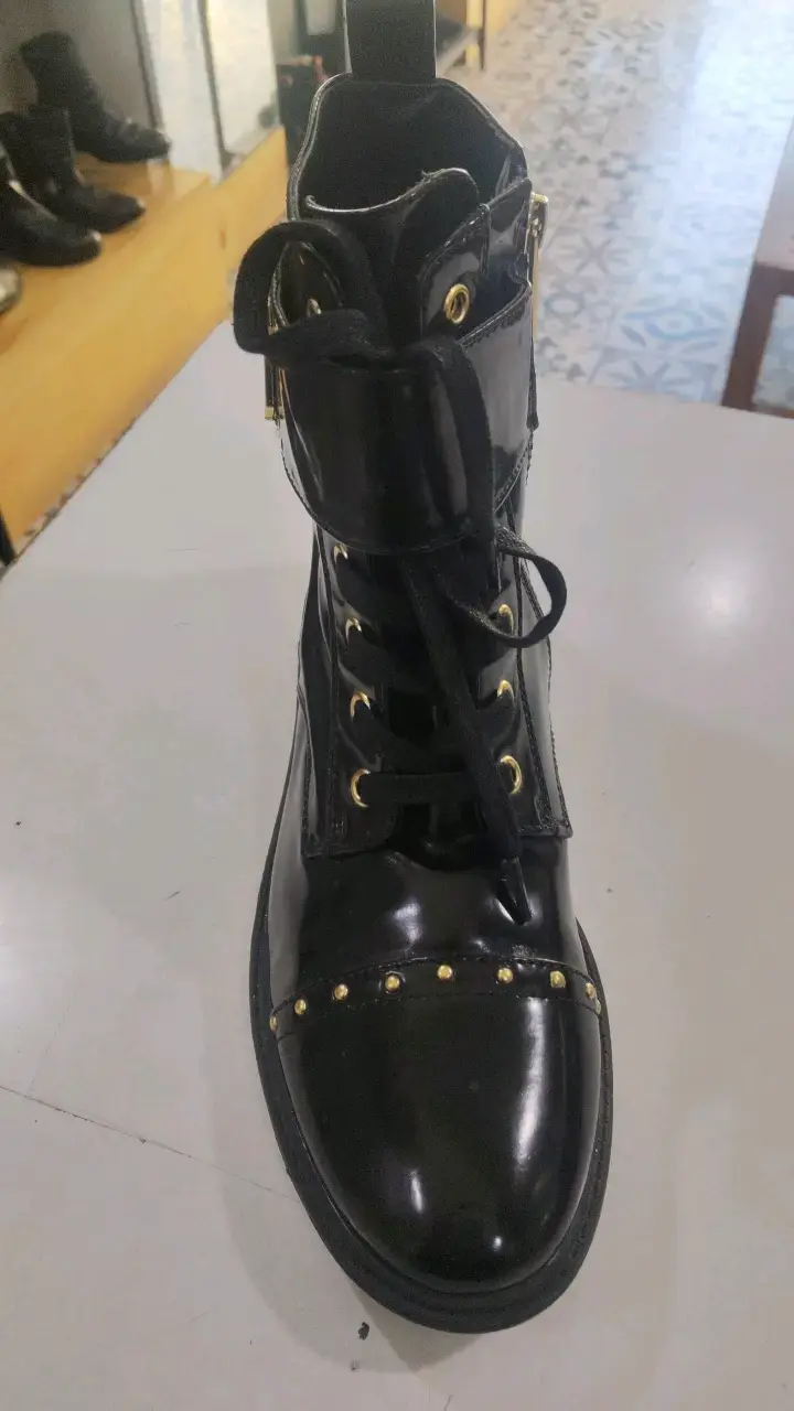 Botas negras de charol con detalles dorados - 2