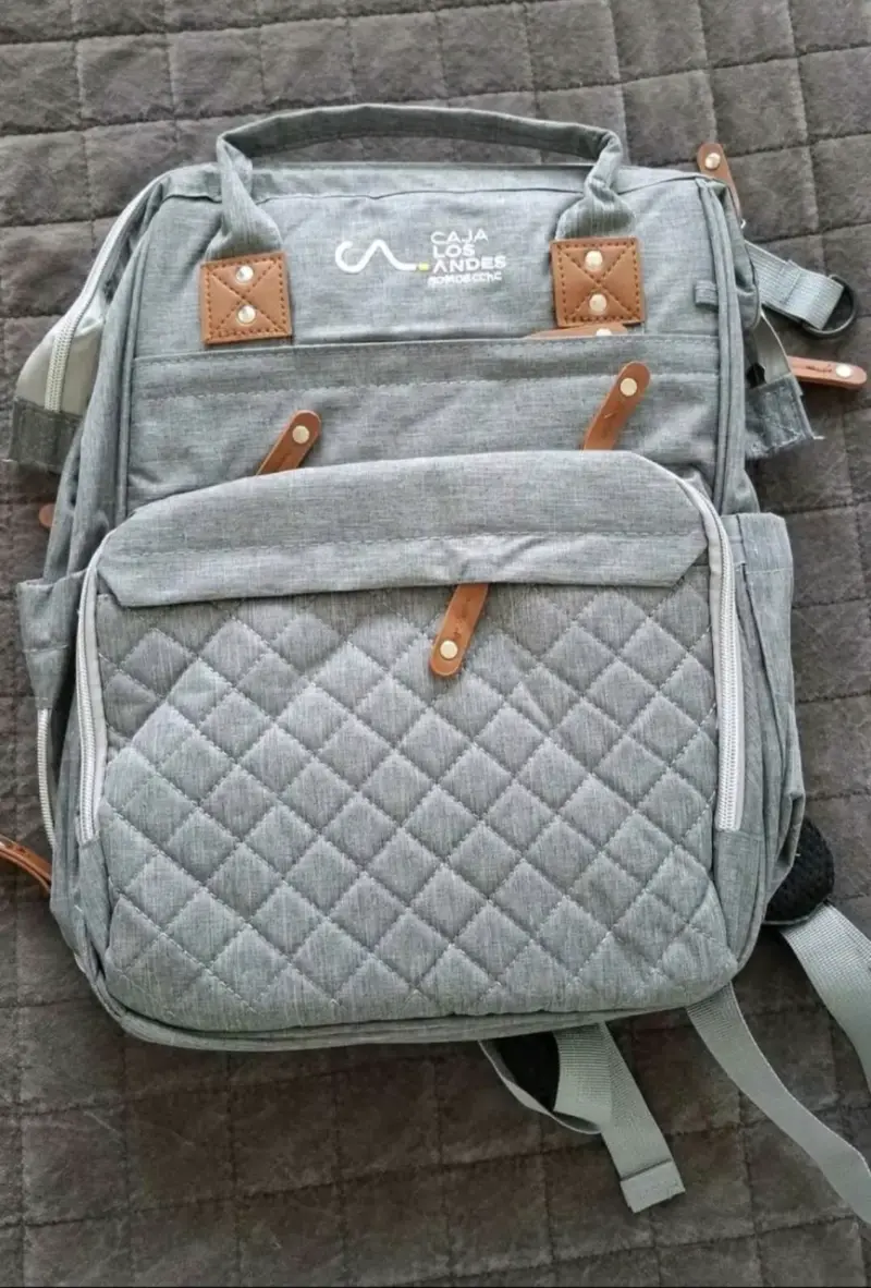 Mochila gris con detalles en cuero sintético