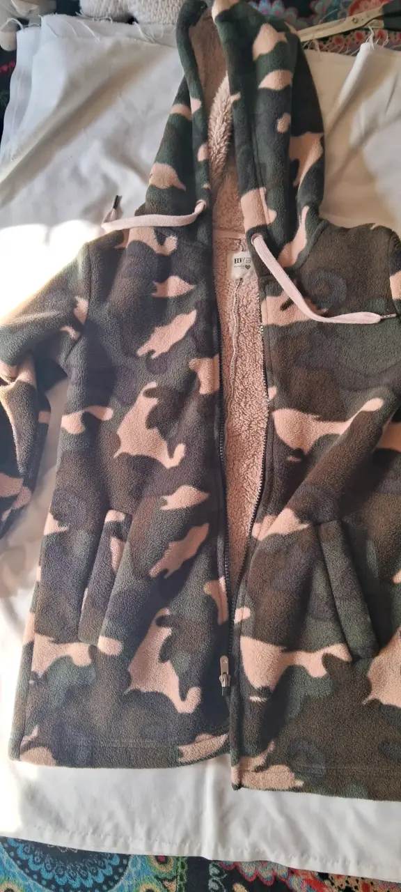 Abrigo de polar con capucha camuflado para niña